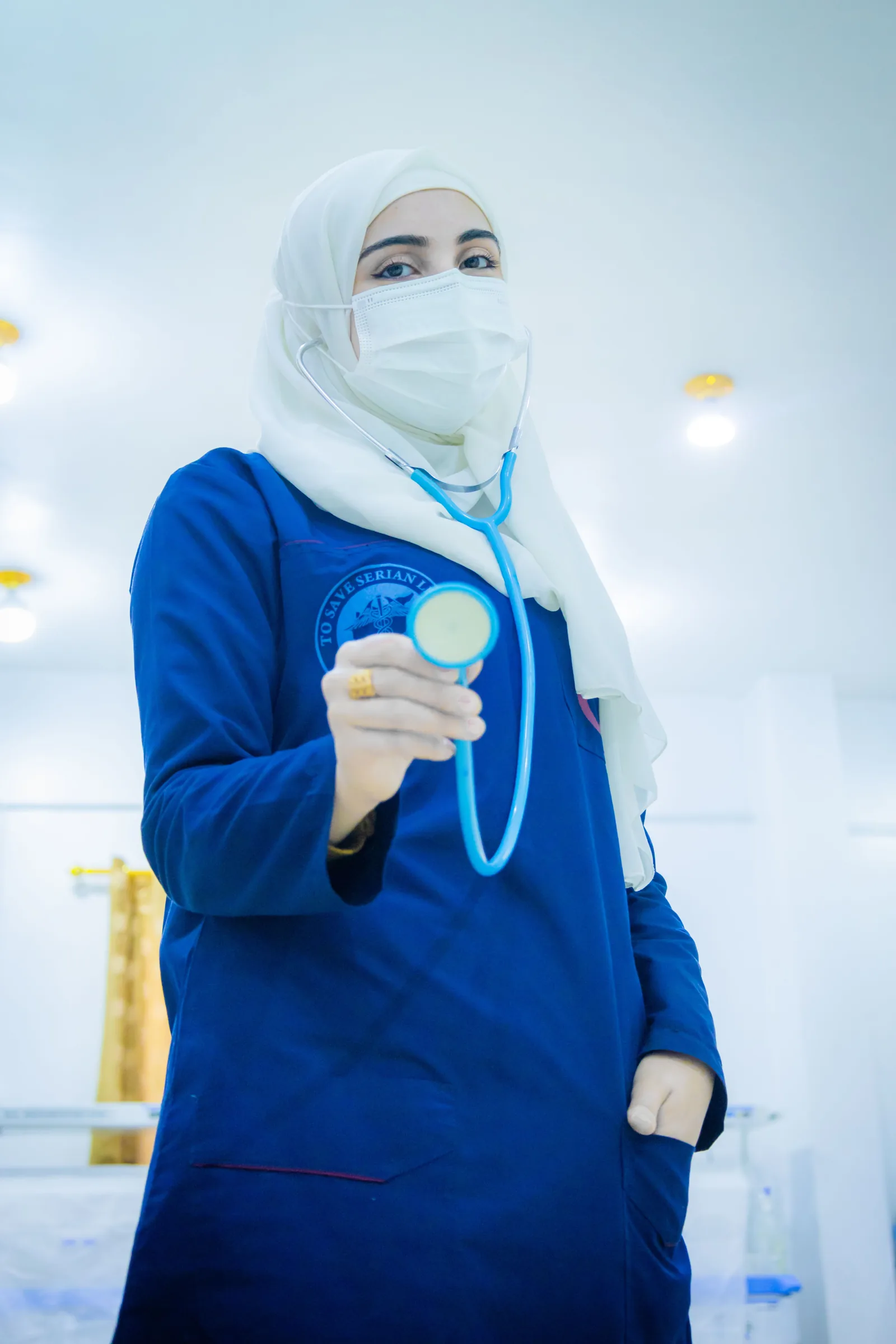 طبيبة تقدم التوعية والرعاية