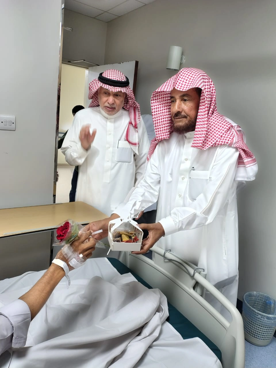 زيارة إنسانية للاطمئنان على مريض