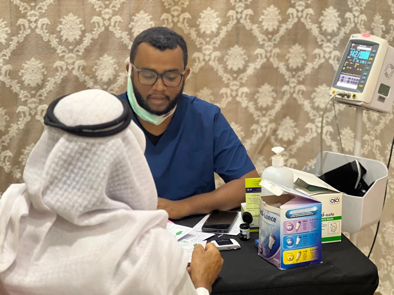فحص طبي خلال الحملة الطبية الشاملة الأولى